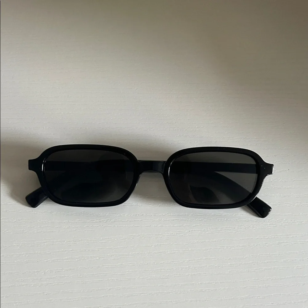 Black Rectangular Sunglasses - Classic Vintage Style